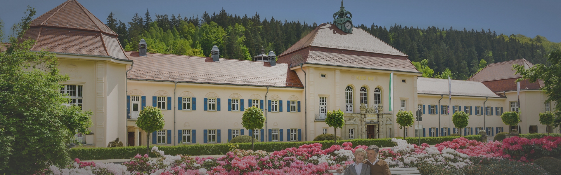 Außenansicht Sächsische Staatsbäder bei sonnigem Wetter