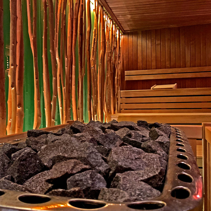 Moosmann Sauna Perspektive über den Ofen schauend