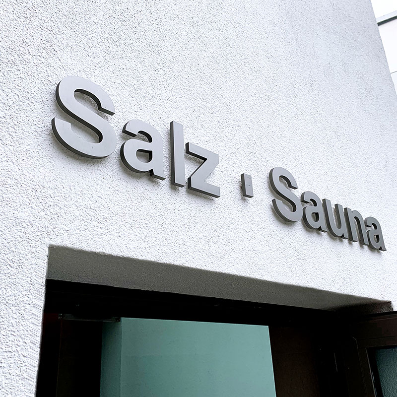 Außenansicht Schriftzug Salz-Sauna