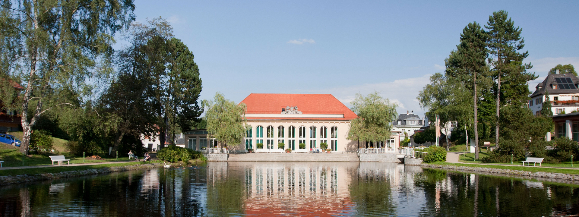 Blick über den Teich zur Kulturhalle Bad Brambach