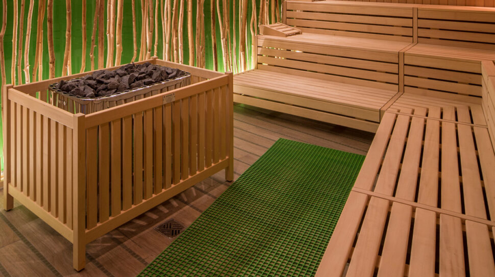 Moosmann Sauna Innenansicht auf den Fußboden schauend