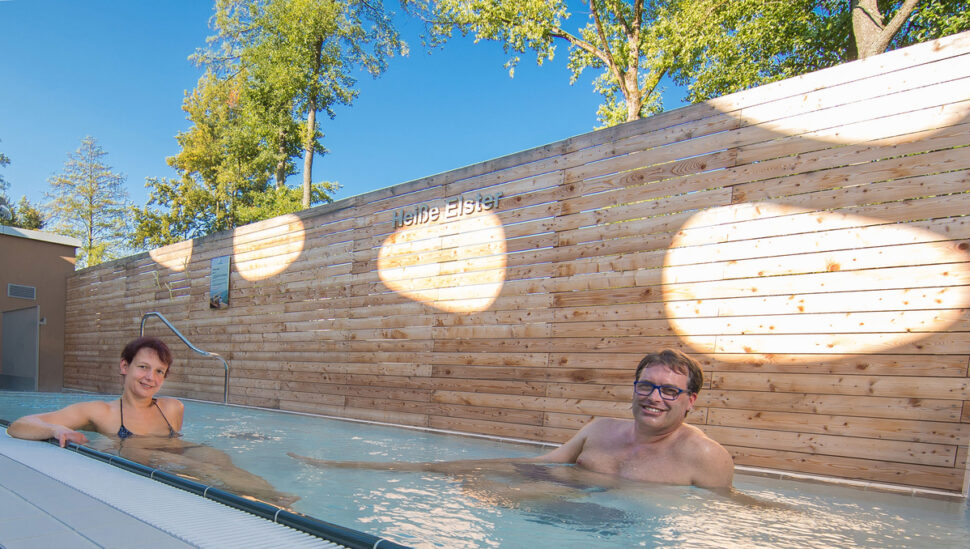 Ein Mann in der heißen Elster Badelandschaft unter blauem Himmel