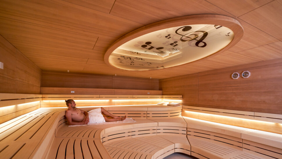 Ein Mann liegt in einer Sauna