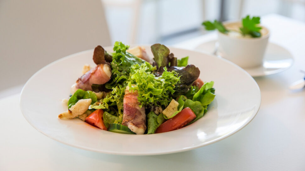 Frischer, fruchtiger Salat auf einem weißen Teller