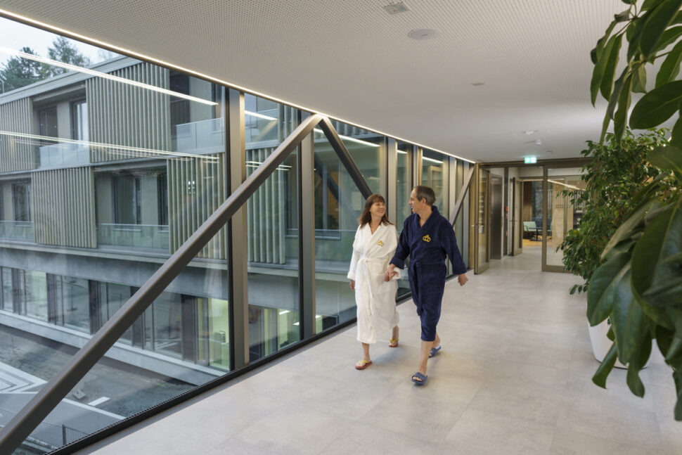 Ein Paar läuft Hand in Hand durch den Gang des  Radon-Therapiezentrums in Bad Brambach