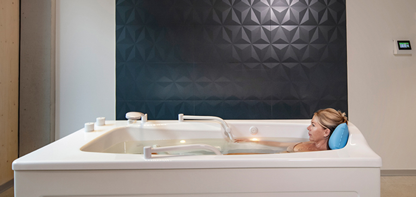 Eine Frau liegt in einer modernen Badewanne