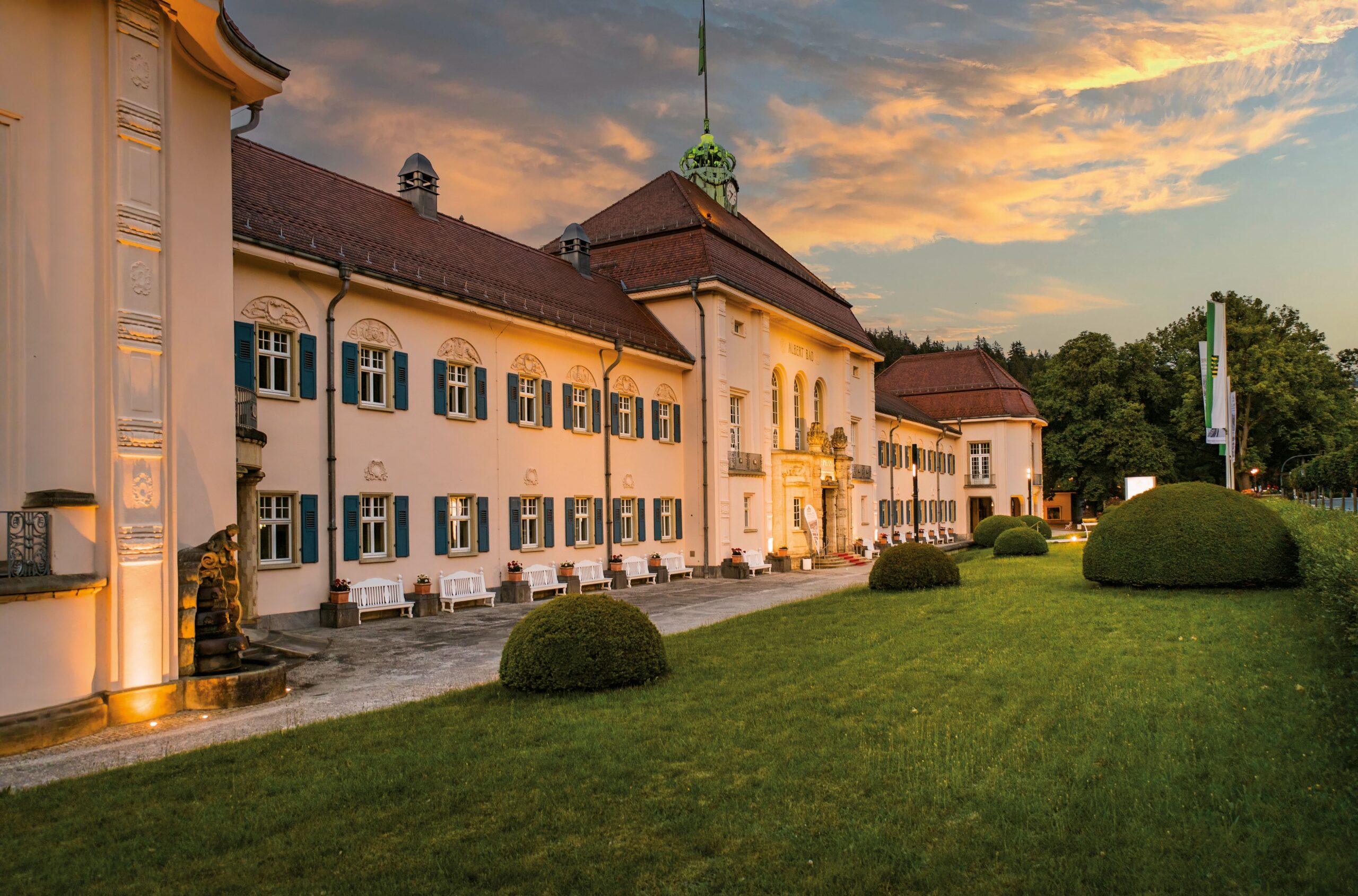 Außenansicht bei Dämmerung des Bad Albert Bads in Bad Elster