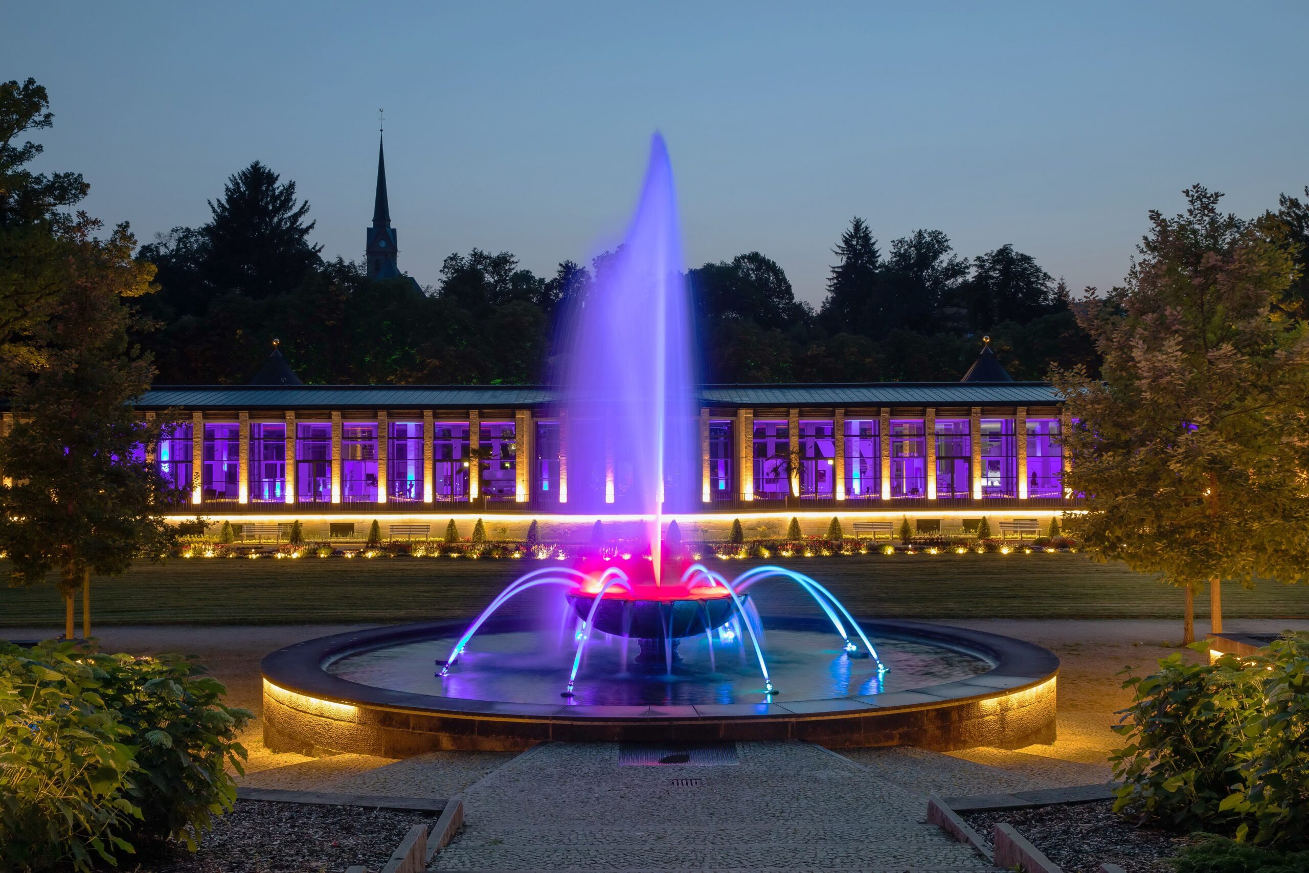 Beleuchteter Waldspringbrunnen am Abend