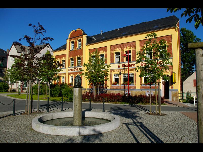 Außenansicht Eiscafé Grenzland und Pension "Haus Fickert"