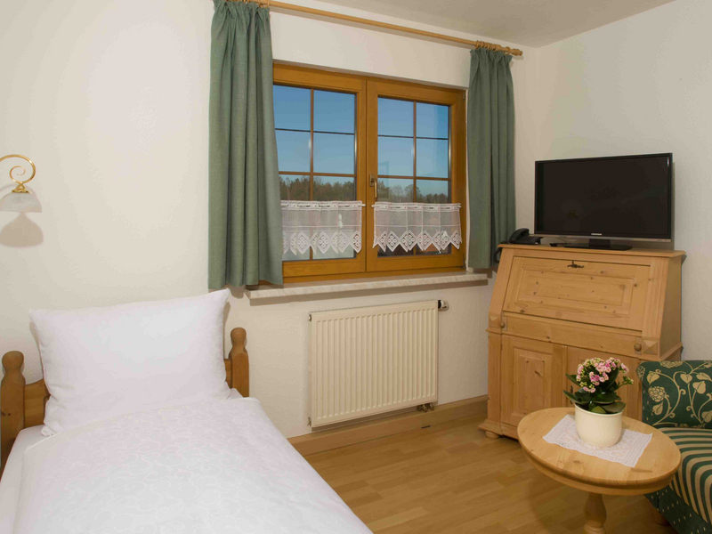 Einzelzimmer Beispiel mit Fernseher