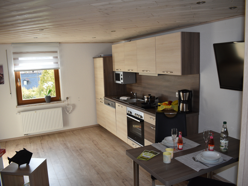 Moderne Wohnküche mit Esstisch