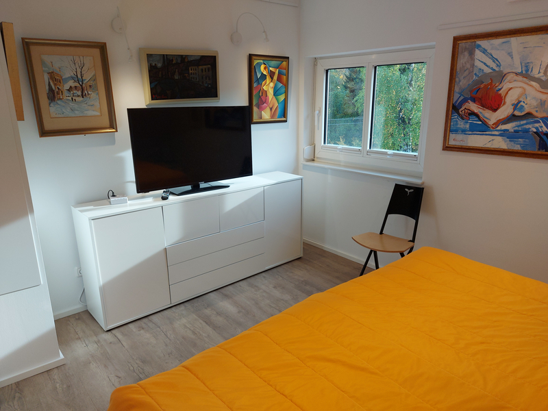 Zimmer mit Doppelbett und Fernseher
