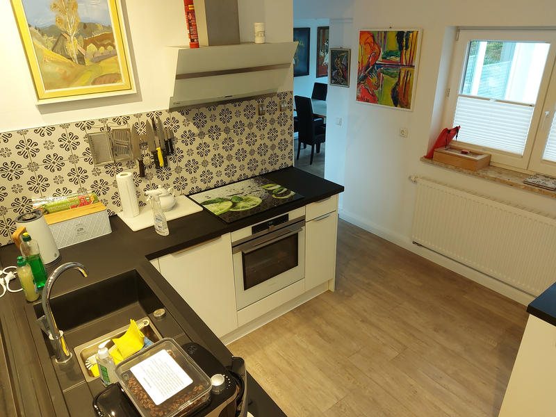 Blick von oben in den Küchenbereich mit Spüle, Arbeitsplatte, Herd und Ofen