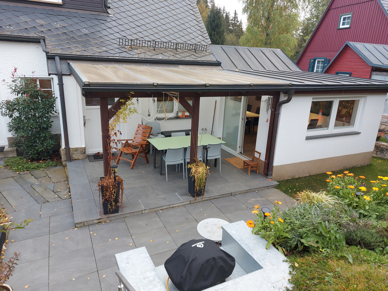 Außenbereich überdachte Terrasse mit Grillplatz
