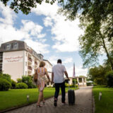 Ein Paar vor dem Hotel Gasthof Vogtland Außenansicht