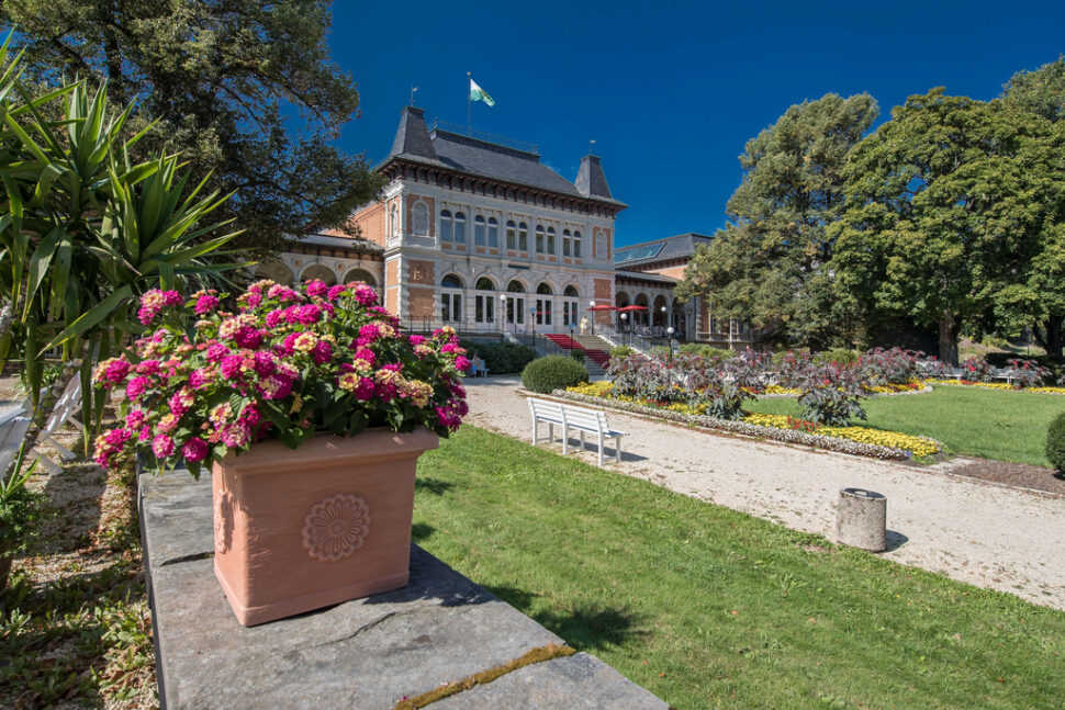 Außenansicht des Königliches Kurhaus im Sommer mit bunten Blumen