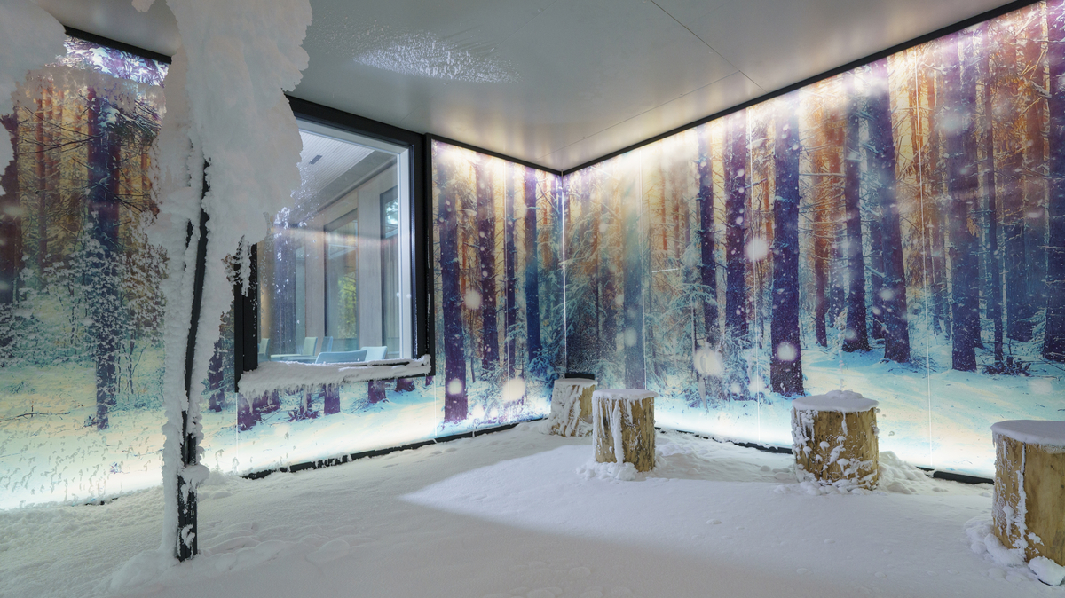 Ein Raum mit Schnee, die Wände sind mit Winter-Schnee-Bäumen tapeziert