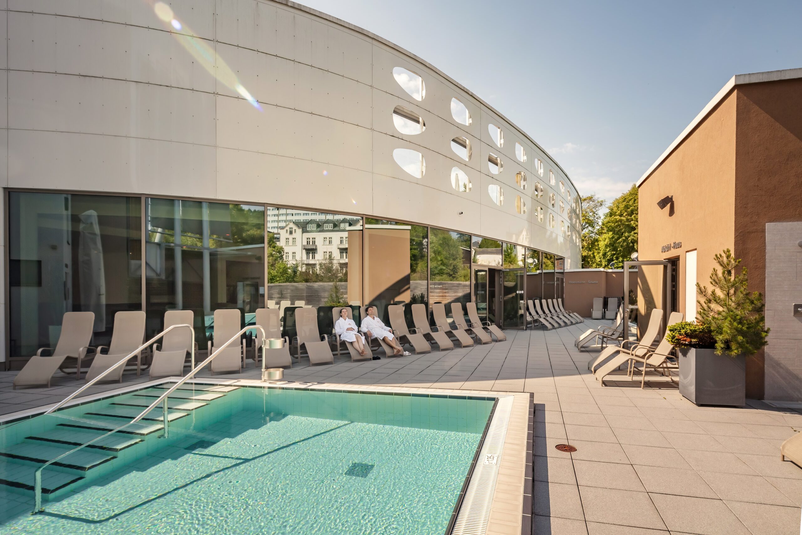 Außenansicht mit Liegen der Soletherme & Saunawelt Bad Elster