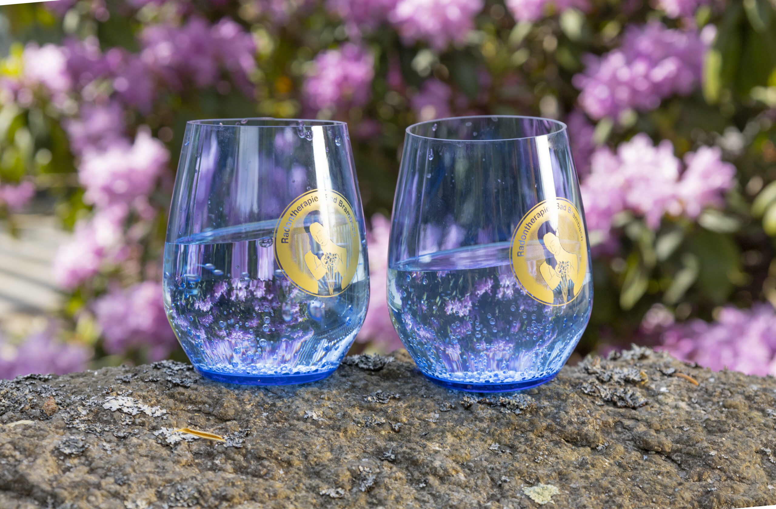 Zwei Radontherapie Gläser stehen auf einem Stein