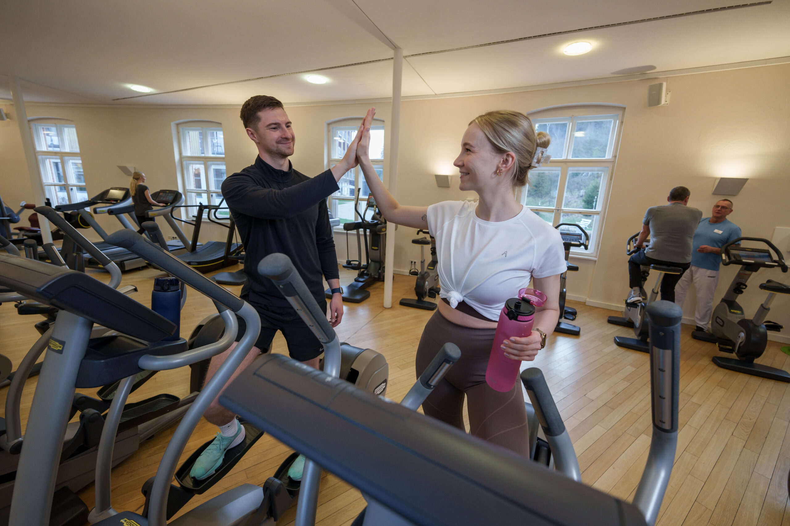 Im Trainingszentrum Bad-Elster klatschen sich eine Frau und ein Mann gegenseitig in die Hände