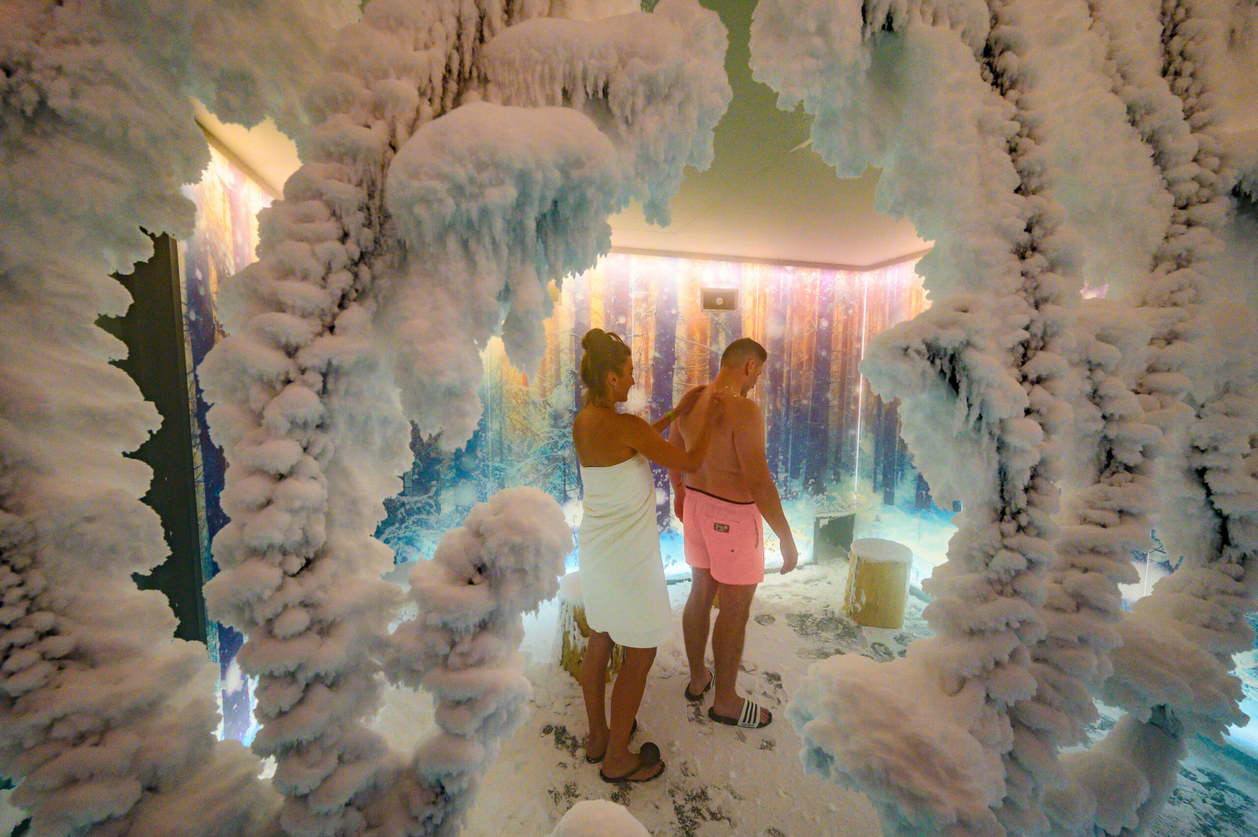 Zwei Personen stehen im Schneeraum bei -10°C Kältetherapie in Bad Brambach, im Vordergrund sind Schneekristalle zu sehen