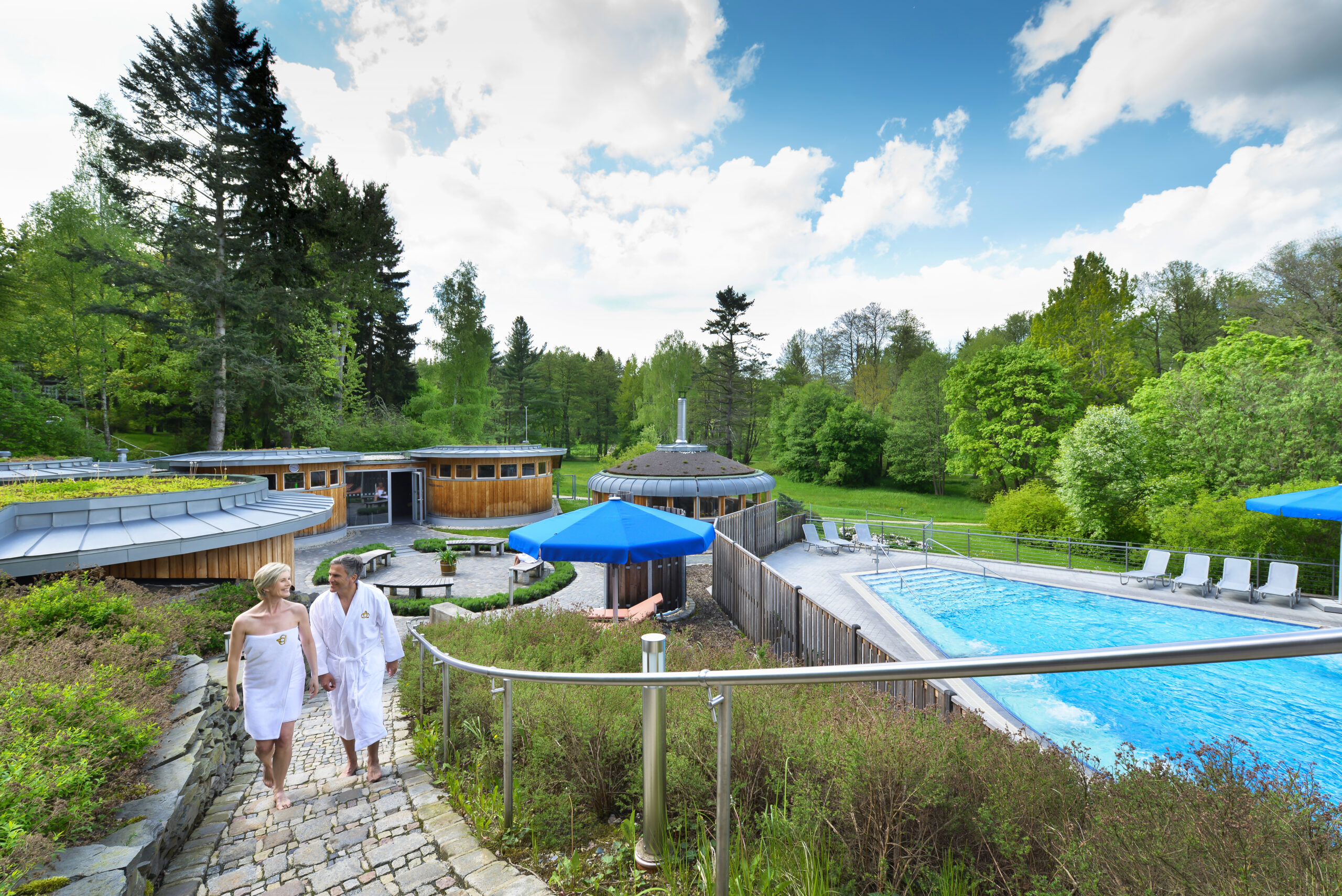 Außenansicht Badelandschaft-inkl-Saunadorf-Bad-Brambach bei schönem Wetter